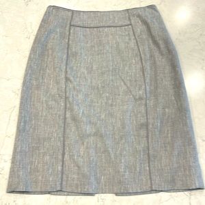 Beautiful lined gray pencil skirt with piping in size 2.